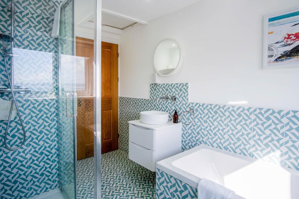 Woodville Road - 2 Bedroom House - Mumbles