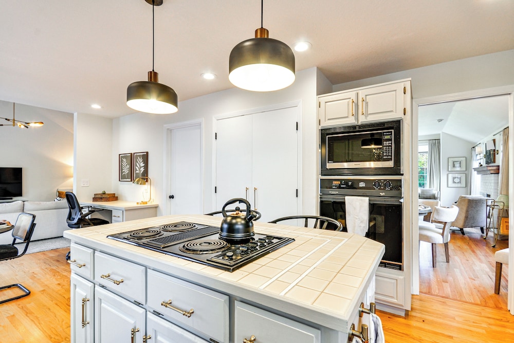 Near Shops & Cafes: Beaverton Haven w/ Luxe Decor!