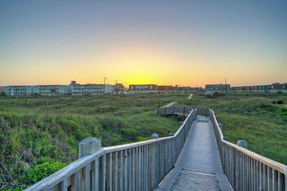 Sleeps 22 3 Condos in Beachfront Complex w/ Pool, Pickleball Island Retreat