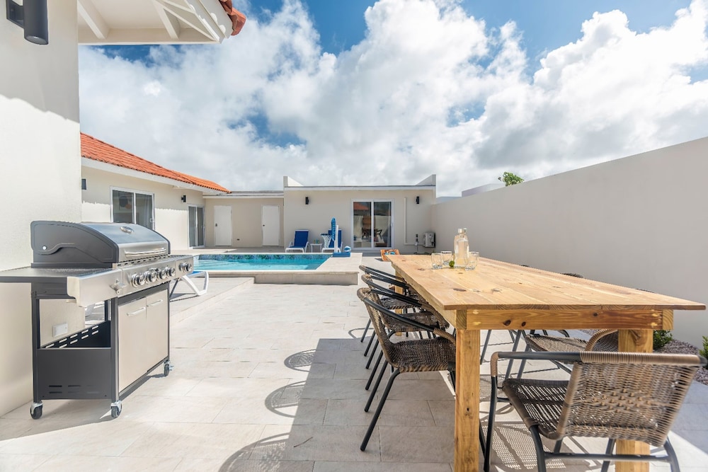 Breathtaking Prvt 4BR Pool Villa 5 Min to Beach