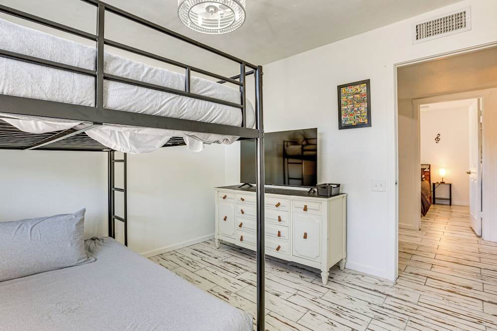 Welcoming Retreat w/ Pool & Patio in Peoria!