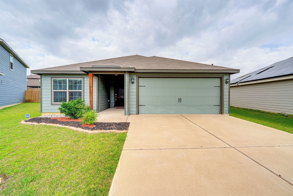 Patio & Fenced Yard: Peaceful Venus Retreat