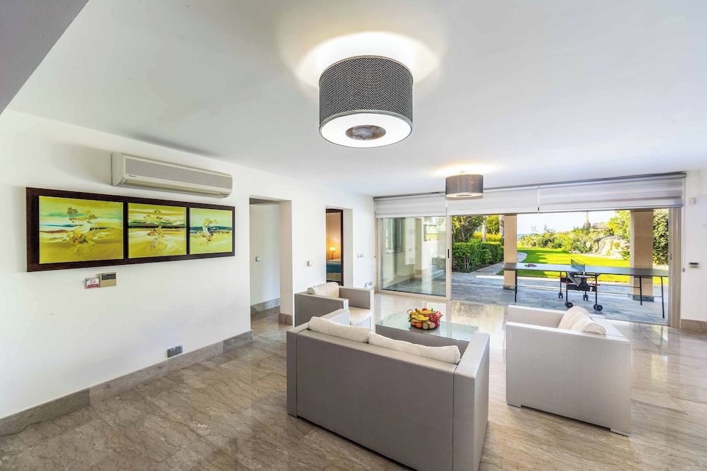 Harmonia Beach Villa