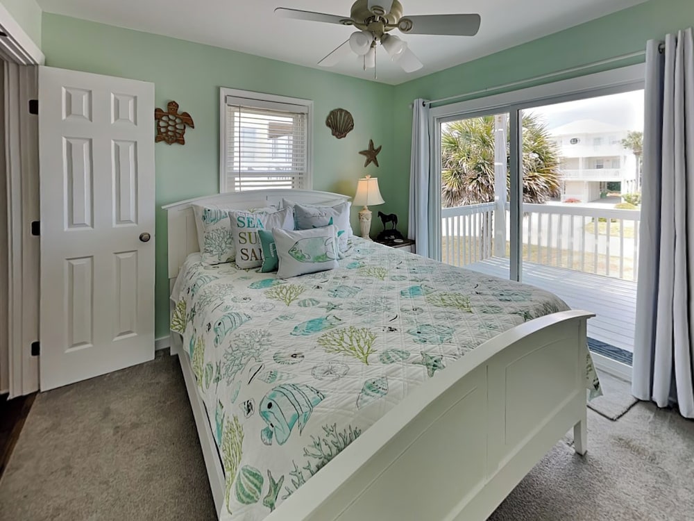 Salty Seahorse by Topsail Realty
