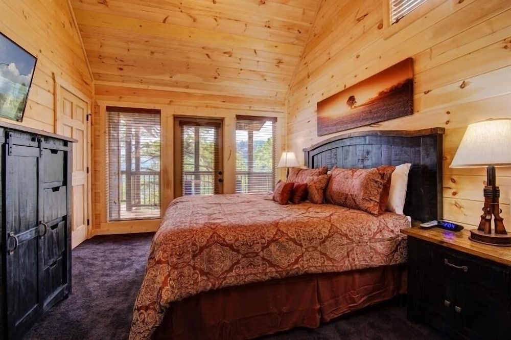 Lazy Bear Lodge - 4 Bedrooms, 4 Baths, Sleeps 14 Home by RedAwning
