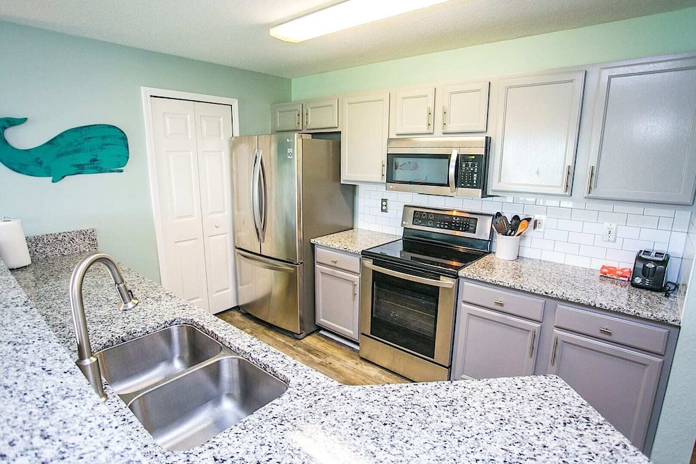 Seaside Haven: Stylish Condo, Garden Views