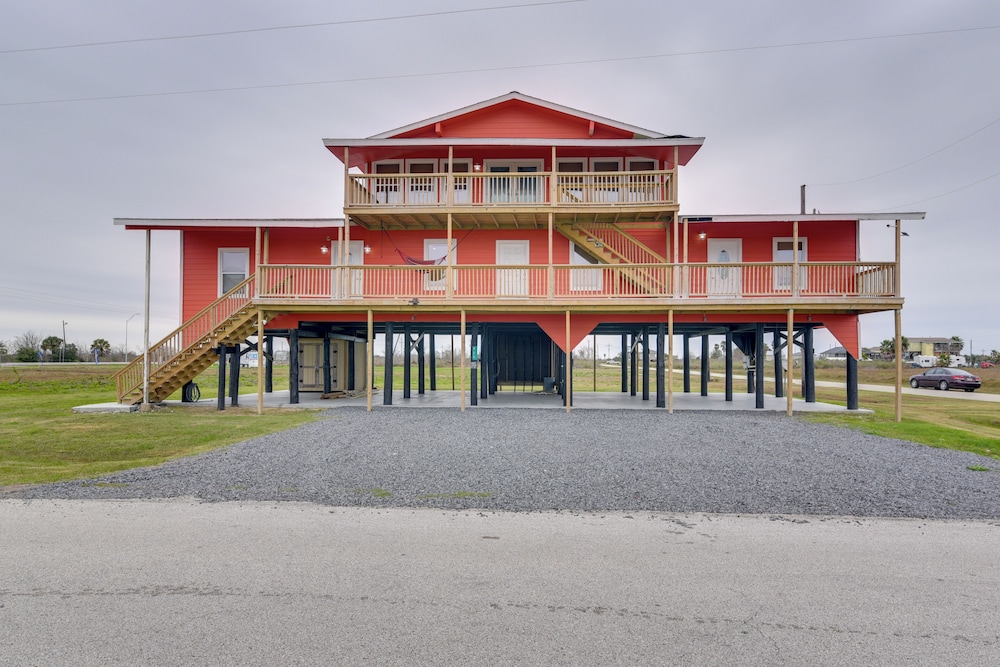 9 Mi to Crystal Beach: Pet-friendly Apt w/ Balcony