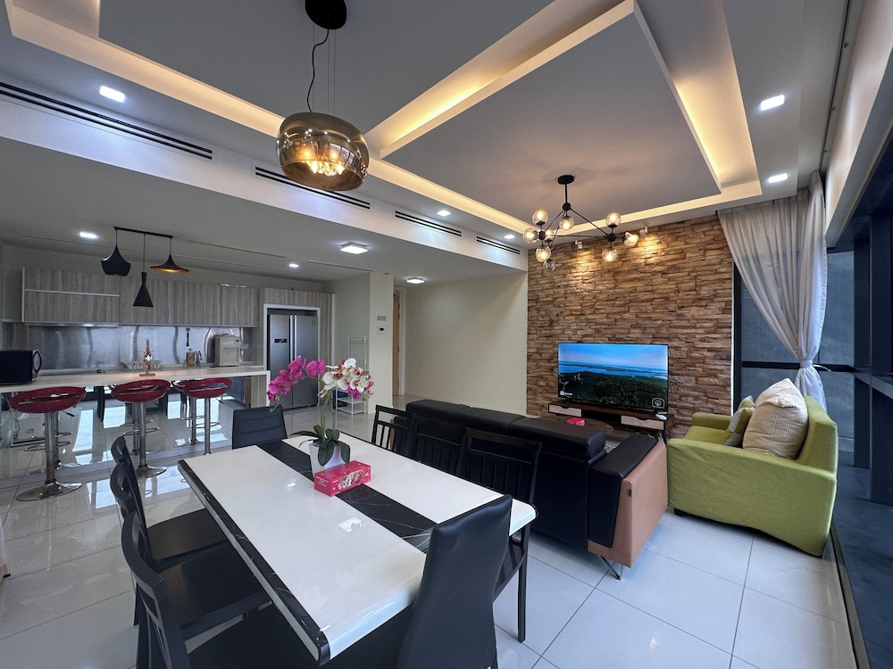 Skyline Luxe 4BR Retreat with En-suites