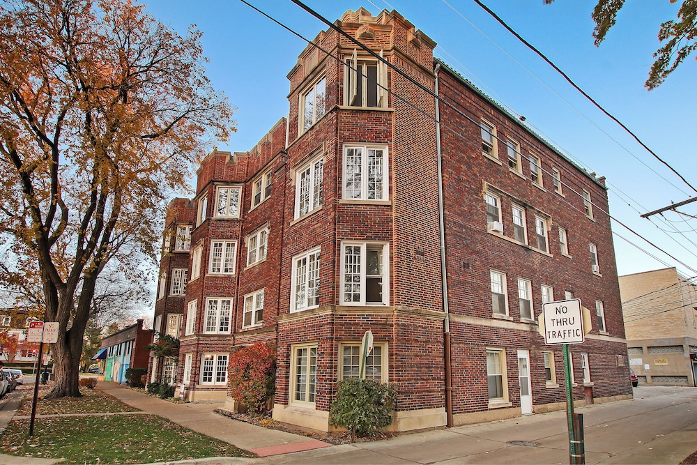 Sleek and Cozy 1BR Apartment - Hartrey G