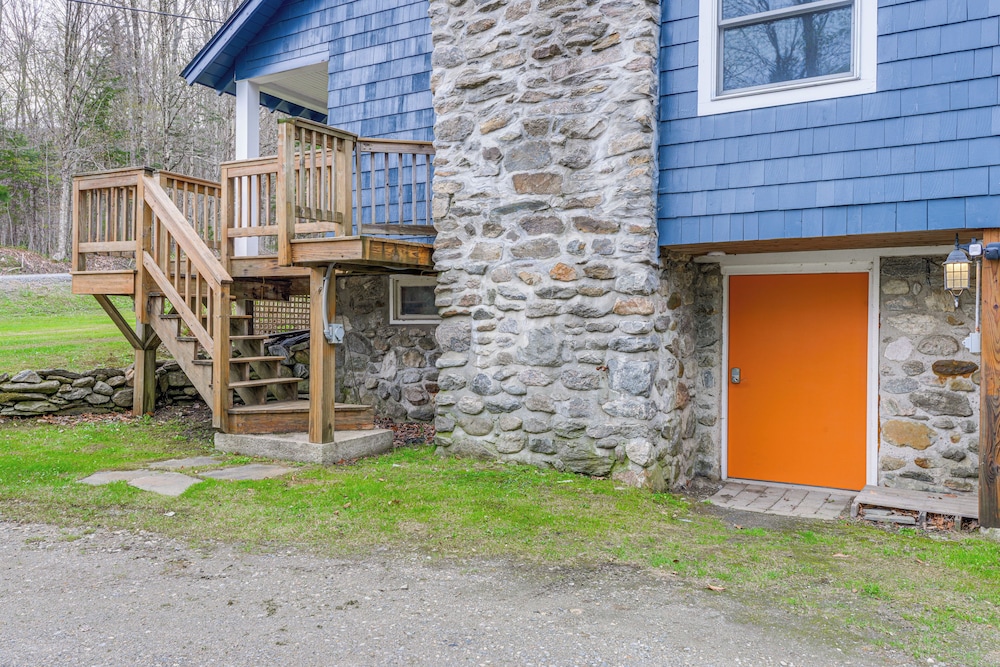 2 Mi to Mt Snow: Warm & Cozy Family Winter Retreat
