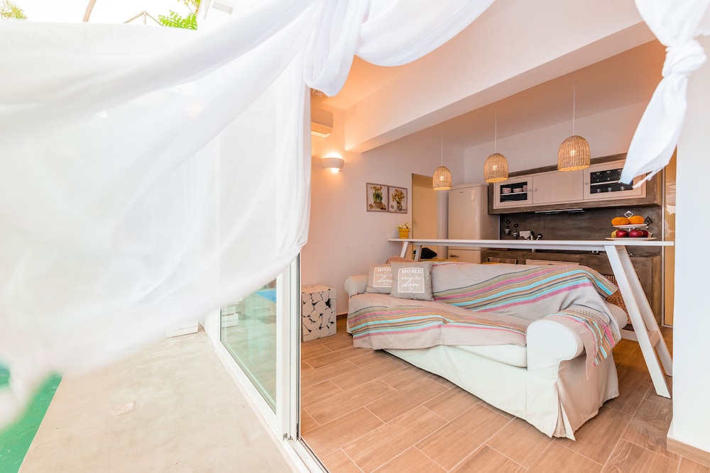 Kouros Home Hotel