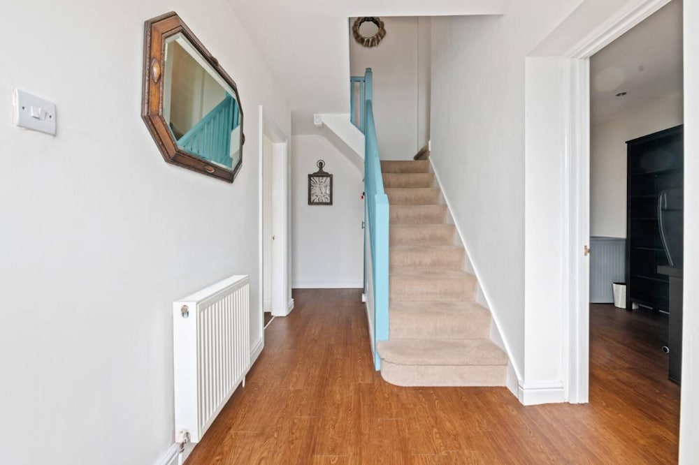 Stunning 5 Bed House in Leeds Contractors Welcome view 5