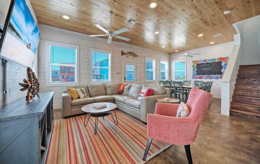 Sleeps 24, 2 Homes Pool, Backyard Tiki Bar, Fire Pit, Cornhole Walk to Beach