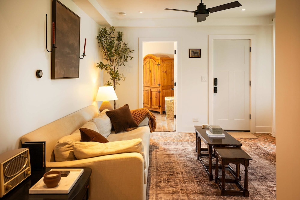 Magnolia Manor - Remodeled Home Near Downtown