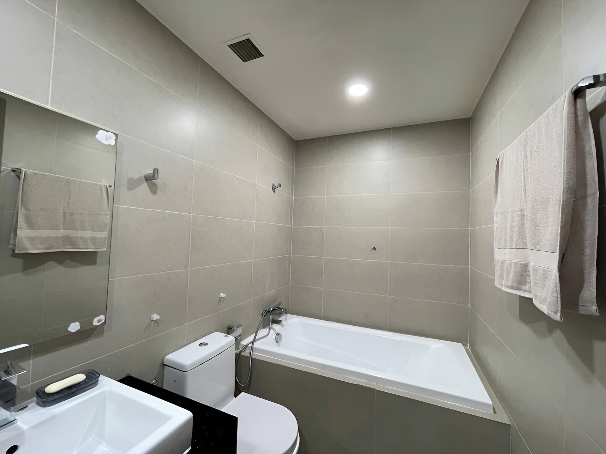 3 Bed Rooms Near Center