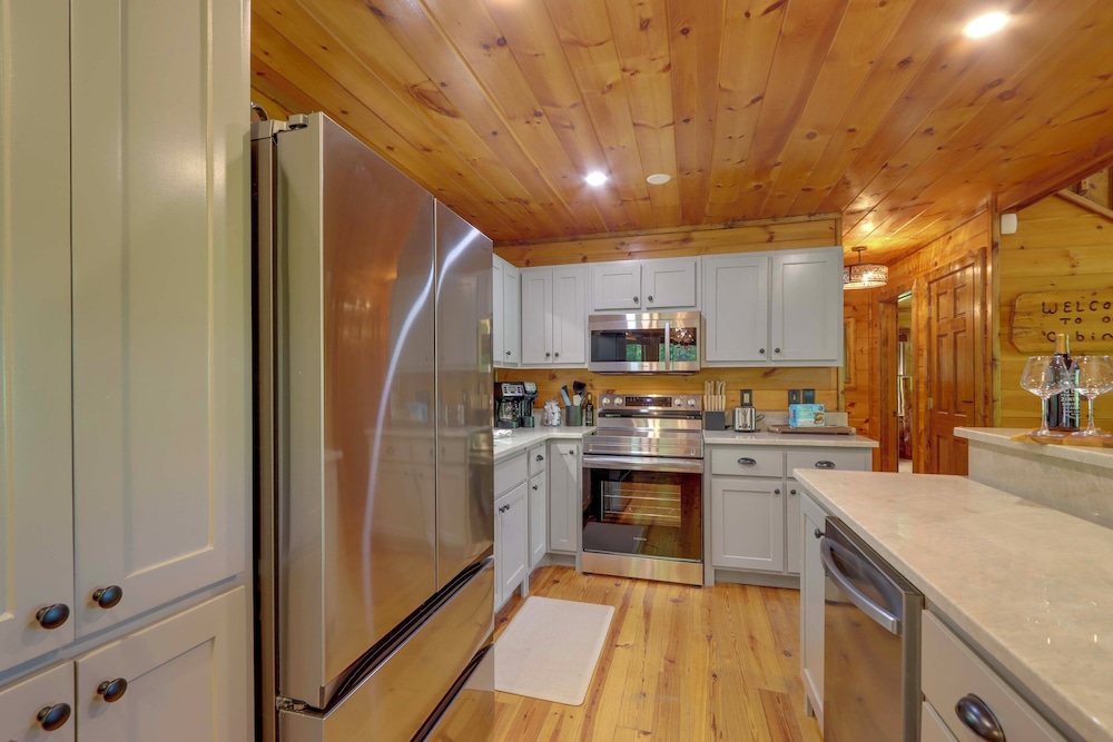 Family Friendly: Hot Tub Haven in Mineral Bluff!