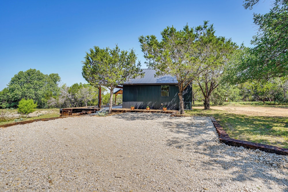 Recently Built Cabin w/ Pavilion in Granbury!