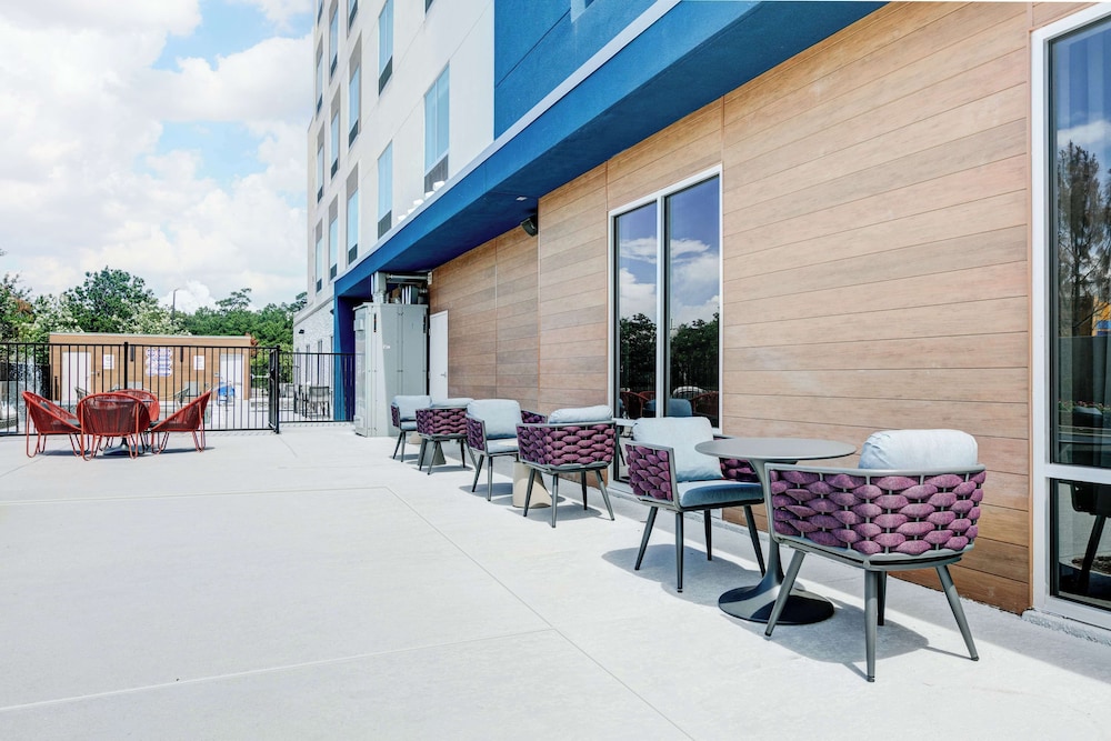 Hampton Inn  Suites Shenandoah The Woodlands, Tx - Property Image 12