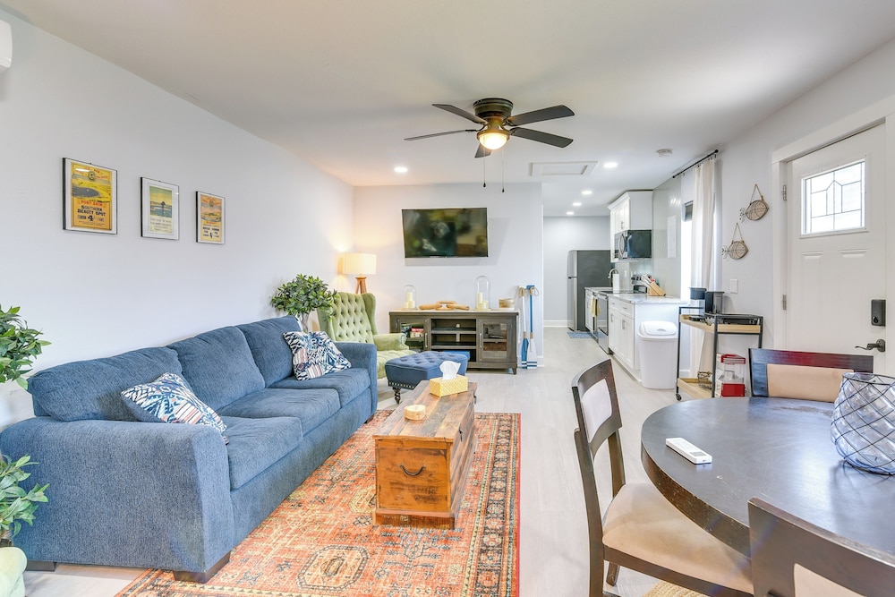 1 Mi to Pleasure Pier: Walkable Home in Galveston