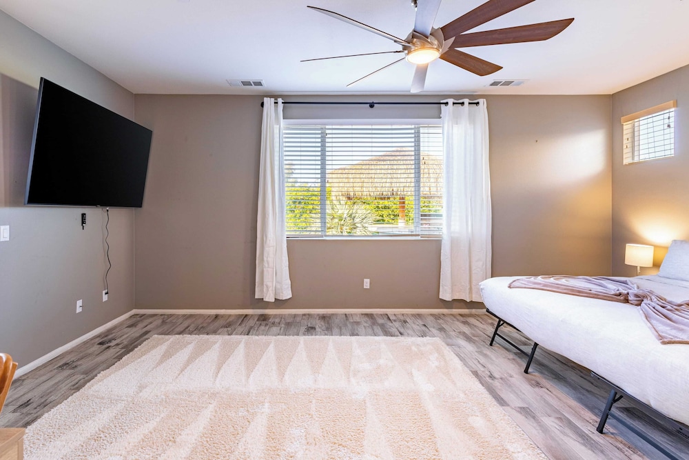 Luxe Indio Stay w/ Pool, Tiki Bar & Fire Pit Near Coachella Longfellow