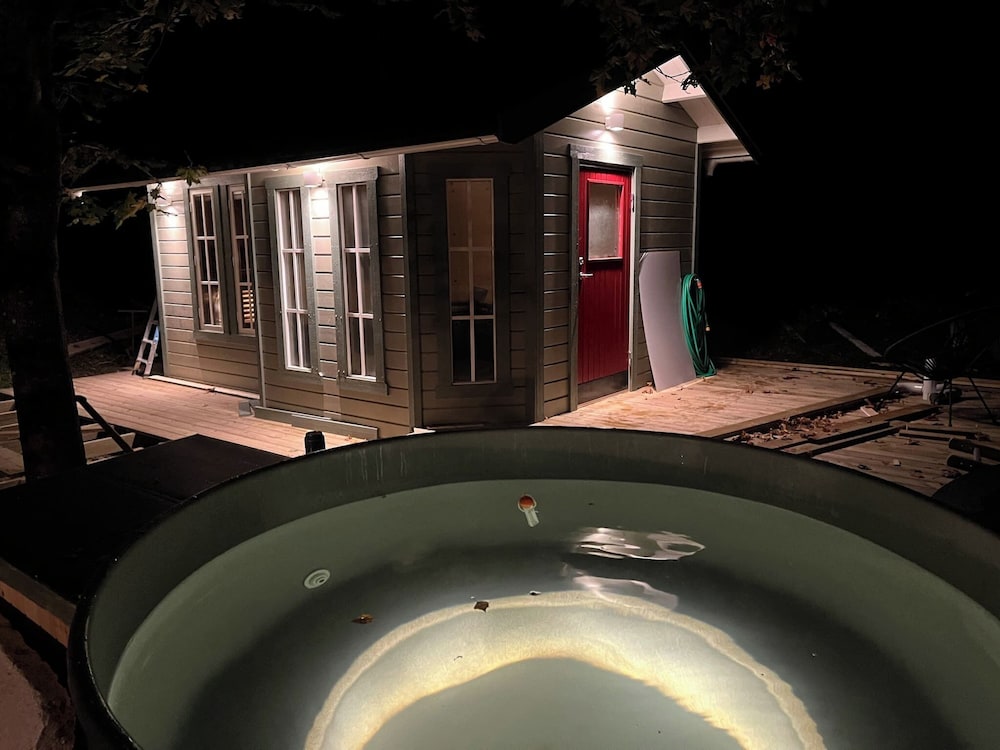 House with Hot Tub and Sauna 300 near the Lake