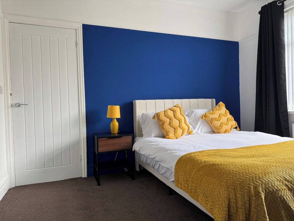 City Centre-4 Br-sleeps 7-garden-free Parking