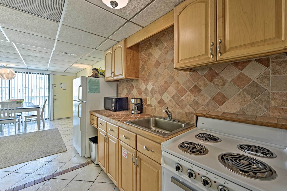 Wildwood Crest Condo w/ Pool: Walk to Restaurants!