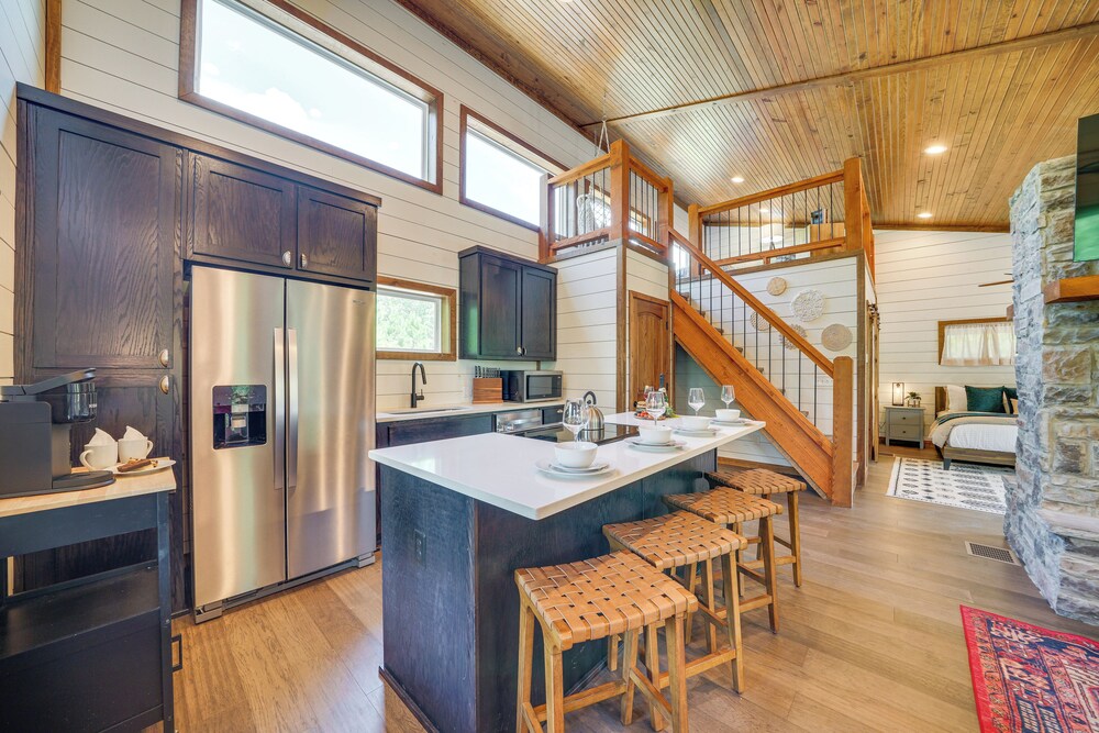 Tree-lined Broken Bow Studio Cabin w/ Hot Tub!