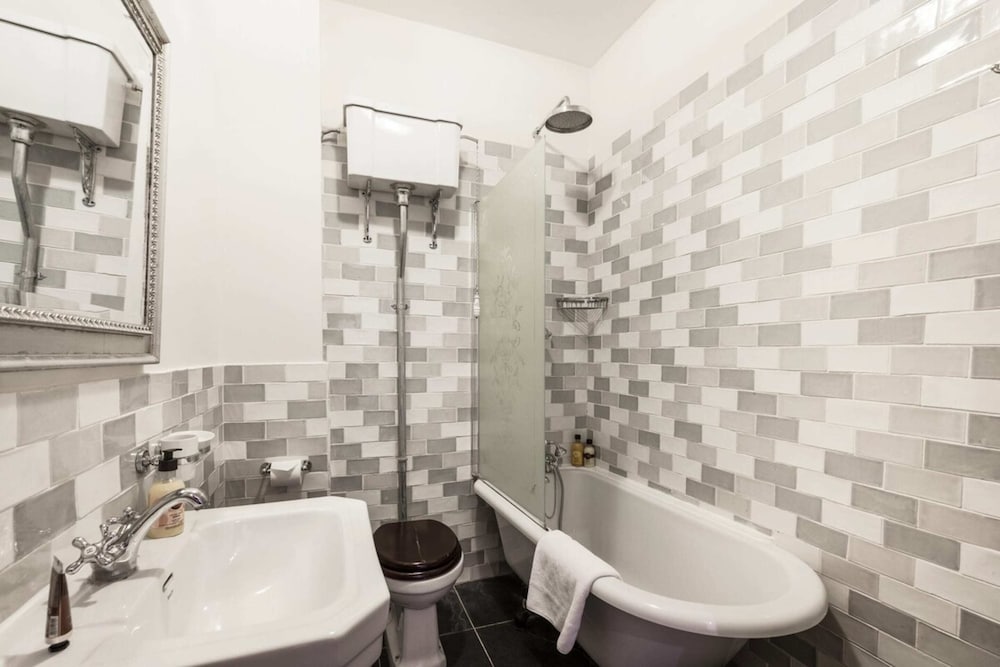 Elegant, Airy 2 Bedroom Flat in Paddington