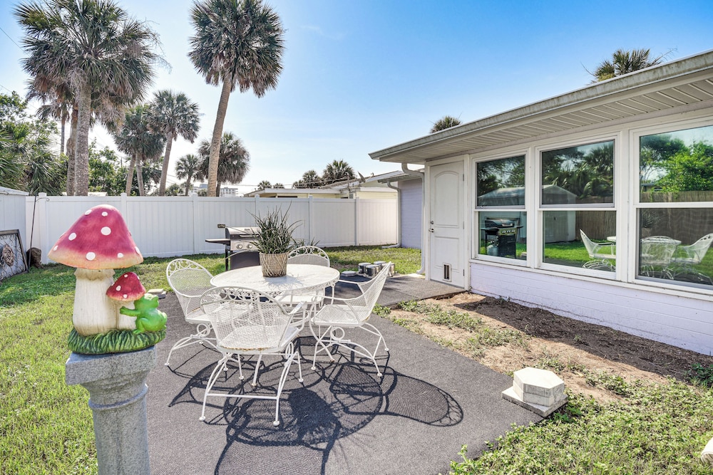 Walk to Ocean: Cozy Home w/ Yard in Ormond Beach!