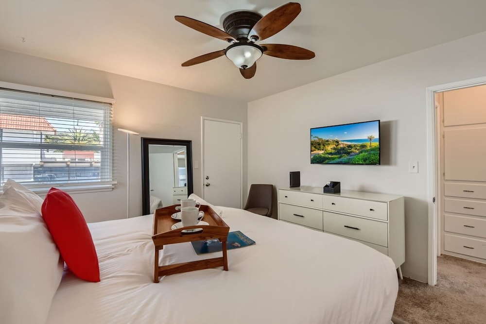 Walk to Beach - King Apt In 1 Area - AC