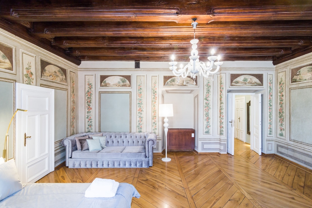 MR 3 Apartments