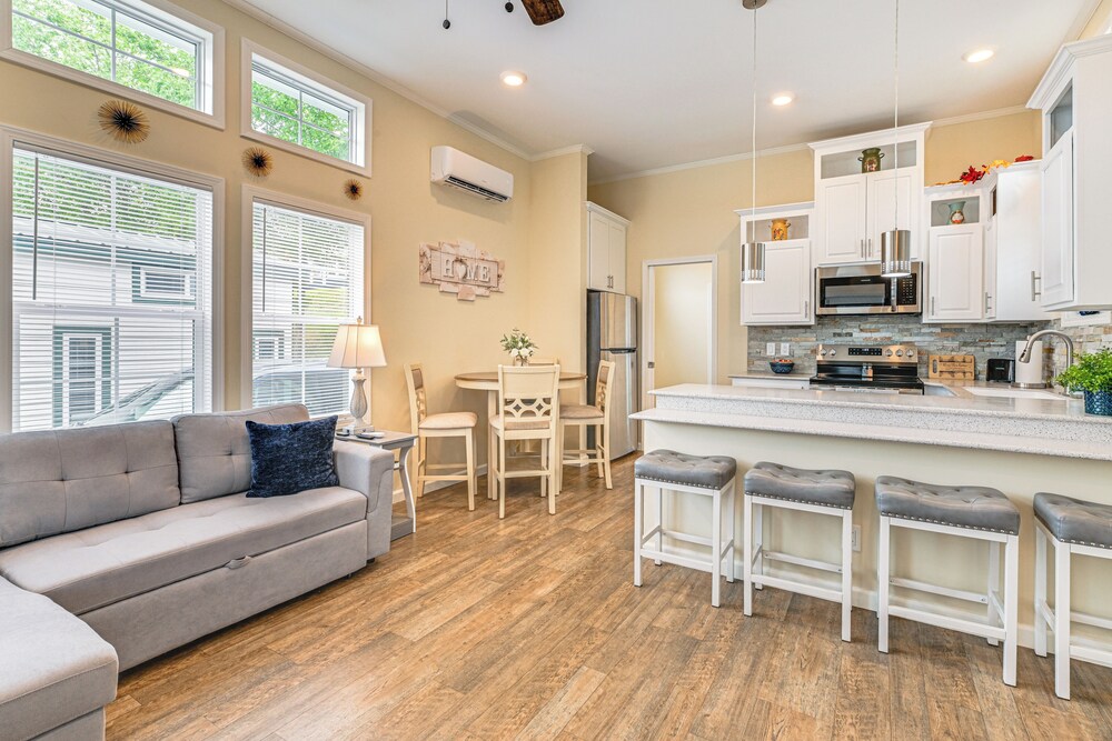 Work Close to Home at This Lake-view Retreat