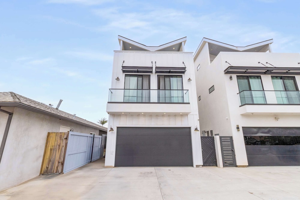@ Marbella Lane - Luxi 4BR Haven w/ Skyscape Views