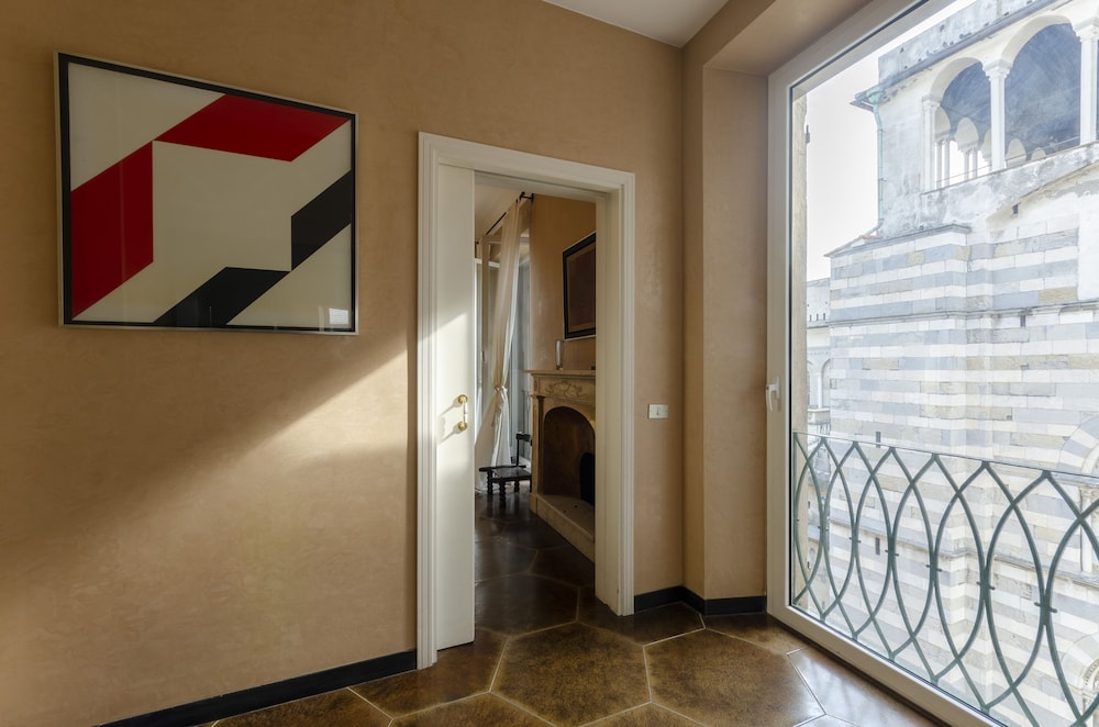 JOIVY Exclusive 3-bedroom flat near Cathedral of Genoa view 3