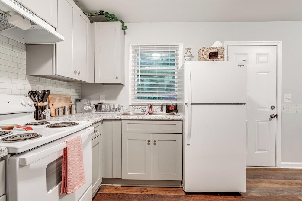 15 Mi to Dtwn Atlanta: Home w/ In-unit Laundry