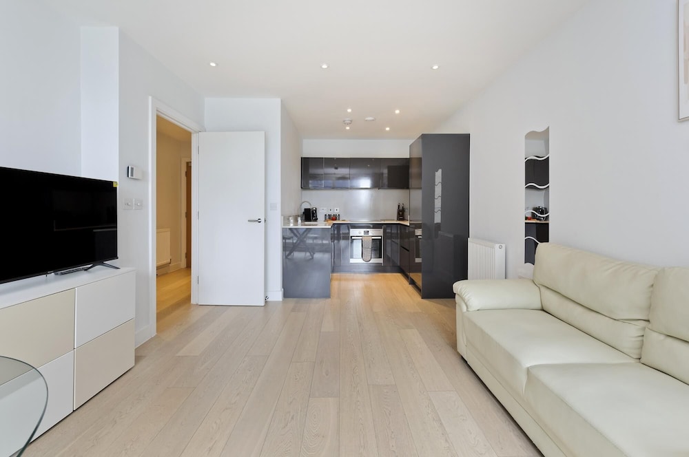 Large one Bedroom Flat With Balcony Near Waterloo by Underthedoormat