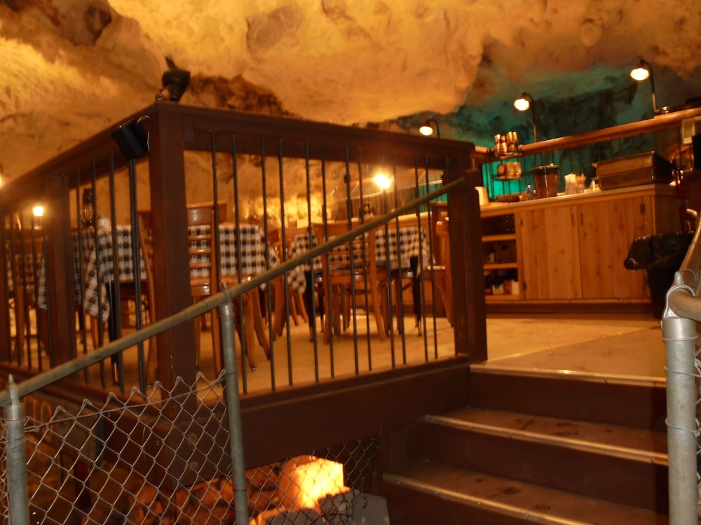 Grand Canyon Caverns Inn