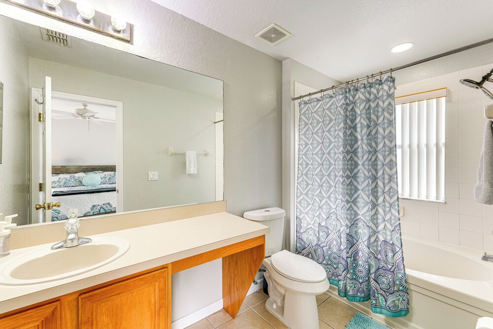9 Mi to Disney: Gated Resort Escape w/ Pool Access