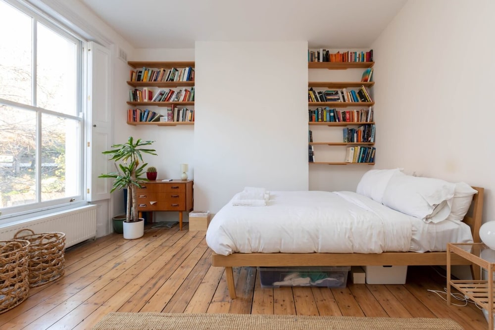 Spacious 2BD Flat By Regents Park & Camden Town!