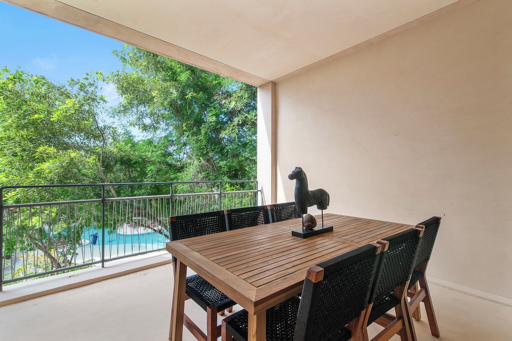 Corasol Modern Apt with Terrace