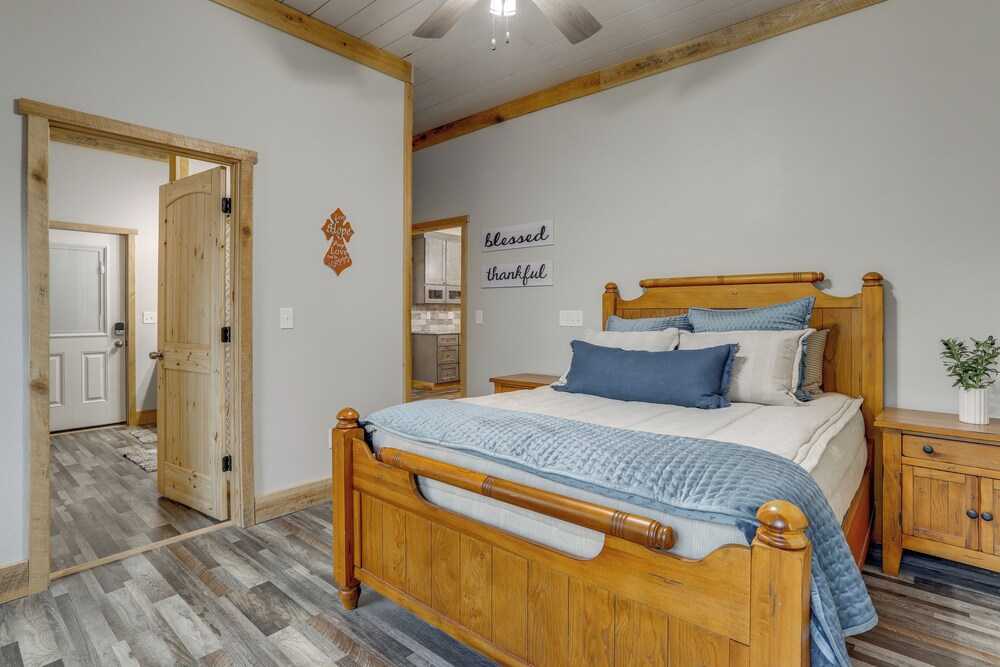 Greers Ferry Lake Access & Deck: Group Getaway!