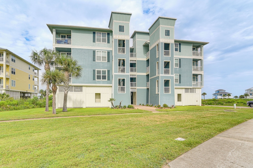 Walk to Beach: Condo w/ Bay View in Galveston
