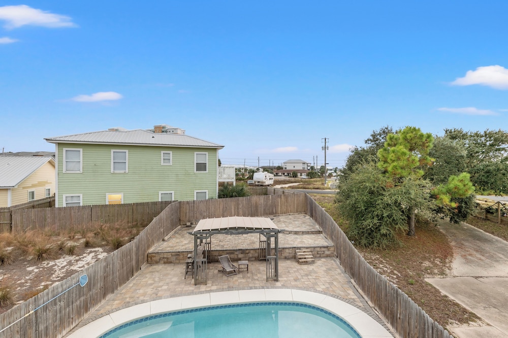 Spacious 4-bed, 3-bath Beach House Sleeps 12 for the Perfect Getaway