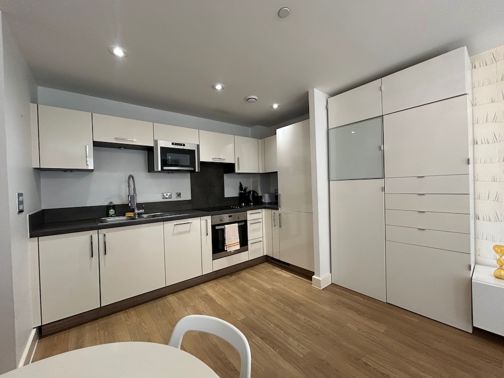 1-bed Apt, Sleeps 4, Central To Shops & Transport