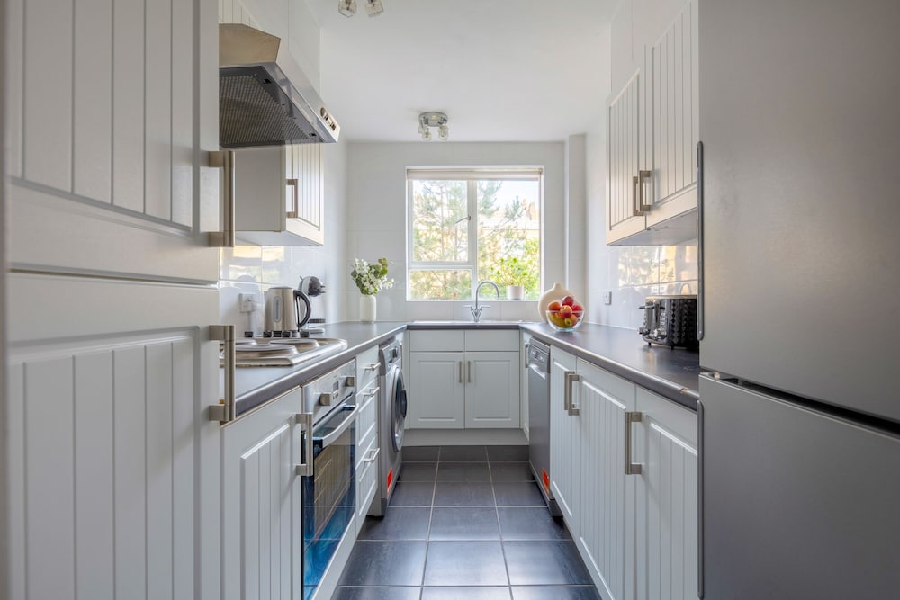 Elegant & Airy 2BR near Regents Park