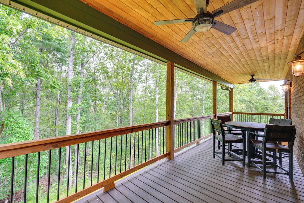 Long-range Views: Blue Ridge Mtn Cabin w/ 3 Decks