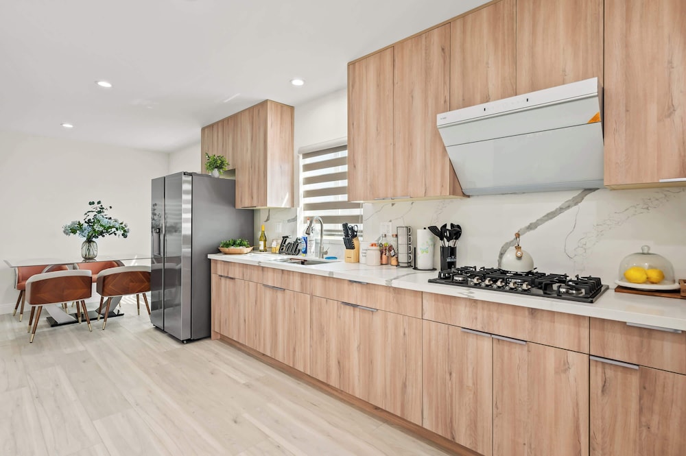 Stylish New Home Bright, Modern & Fully Stocked