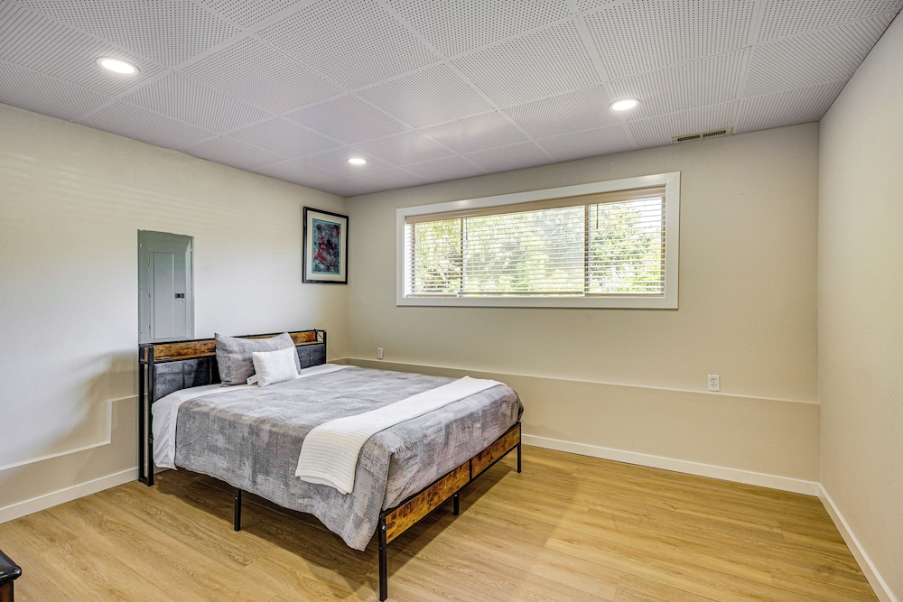 1 Mi to Puget Sound Shores: Modern Des Moines Apt!