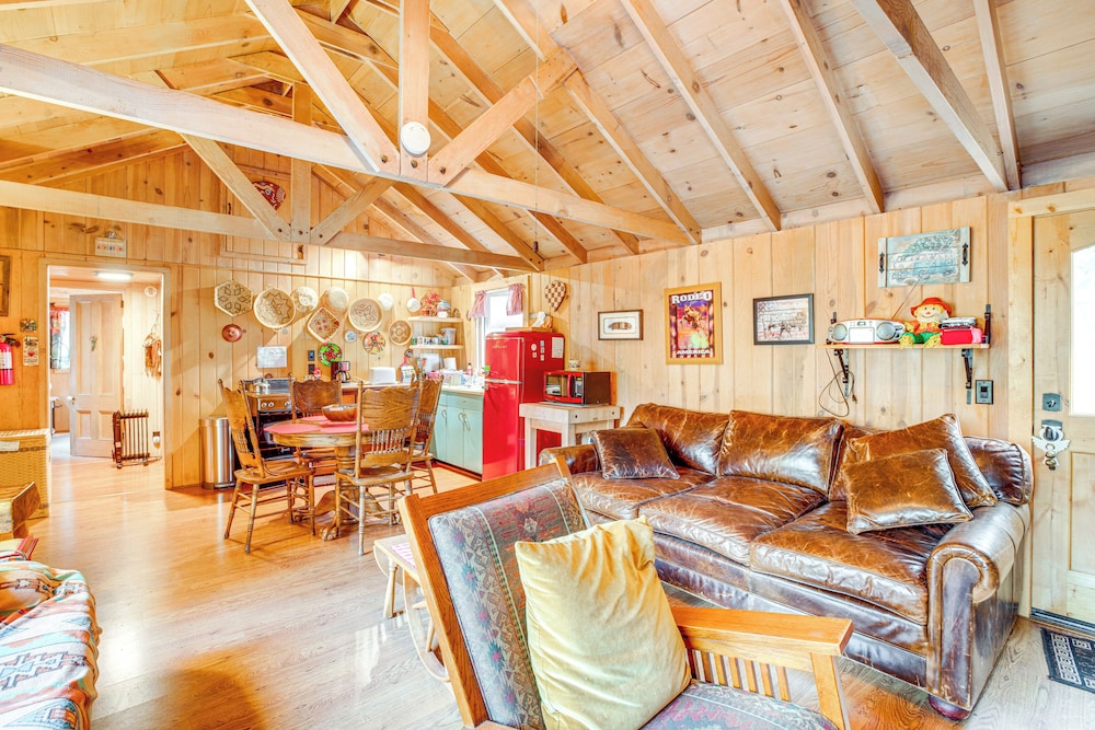 4 Mi to Lake Tahoe: Cozy Cabin w/ Deck!